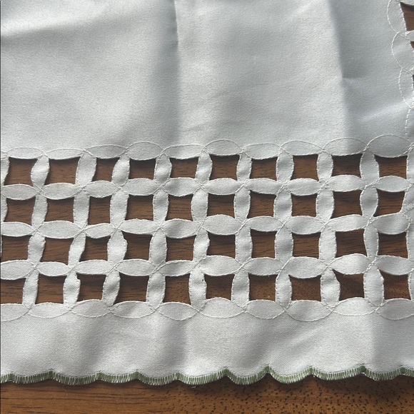 Table Runner - Picture 12 of 12